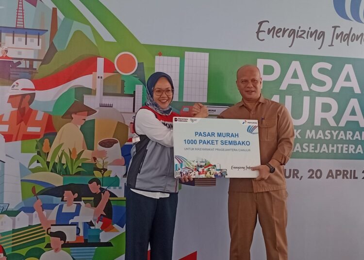 Pasar Murah Pertamina Cianjur 2026, 1.000 Paket Sembako Murah Diserbu Warga   Cianjur24update – Pasar murah Pertamina Cianjur 2026 yang digelar di Kecamatan Gekbrong, Kabupaten Cianjur, diserbu ribuan warga pada Senin, 20 April 2026.   Program ini menyediakan sembako murah bagi masyarakat pra-sejahtera.  PT Pertamina Patra Niaga Regional Jawa Bagian Barat menyalurkan 1.000 paket sembako murah melalui program Tanggung Jawab Sosial dan Lingkungan (TJSL).   Kegiatan pasar murah di Cianjur ini bertujuan membantu meringankan beban ekonomi sekaligus menjaga stabilitas harga bahan pokok.  Senior Supervisor CSR dan SMEPP Pertamina Patra Niaga Regional Jawa Bagian Barat, Dila Amanda Kenniza, mengatakan setiap paket sembako murah Pertamina memiliki nilai sekitar Rp211.000. Namun, masyarakat cukup menebus dengan harga Rp30.000.  “Dalam satu paket berisi beras 5 kilogram, minyak goreng 2 liter, kecap, gula pasir, sarden, dan susu,” ujarnya.  Program pasar murah Pertamina ini tidak hanya digelar di Cianjur.   Kegiatan serupa juga berlangsung di beberapa daerah lain seperti Serang, Jakarta, Indramayu, dan Karawang.  Penyaluran sembako murah di Cianjur dilakukan bekerja sama dengan Dinas Koperasi, UKM, Perdagangan dan Perindustrian (Diskumdagin) serta pihak kecamatan.  Penerima manfaat diprioritaskan bagi masyarakat desil 1 hingga 5 agar bantuan tepat sasaran.  Dana hasil penebusan paket sembako murah tidak masuk ke perusahaan, tetapi disalurkan kembali kepada panti asuhan dan masyarakat yang membutuhkan. Sebagian bantuan juga diberikan kepada warga terdampak kecelakaan mobil tangki.  Kegiatan pasar murah Cianjur ini mendapat respons positif dari warga karena dinilai membantu memenuhi kebutuhan pokok di tengah fluktuasi harga bahan pangan.