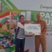 Pasar Murah Pertamina Cianjur 2026, 1.000 Paket Sembako Murah Diserbu Warga   Cianjur24update – Pasar murah Pertamina Cianjur 2026 yang digelar di Kecamatan Gekbrong, Kabupaten Cianjur, diserbu ribuan warga pada Senin, 20 April 2026.   Program ini menyediakan sembako murah bagi masyarakat pra-sejahtera.  PT Pertamina Patra Niaga Regional Jawa Bagian Barat menyalurkan 1.000 paket sembako murah melalui program Tanggung Jawab Sosial dan Lingkungan (TJSL).   Kegiatan pasar murah di Cianjur ini bertujuan membantu meringankan beban ekonomi sekaligus menjaga stabilitas harga bahan pokok.  Senior Supervisor CSR dan SMEPP Pertamina Patra Niaga Regional Jawa Bagian Barat, Dila Amanda Kenniza, mengatakan setiap paket sembako murah Pertamina memiliki nilai sekitar Rp211.000. Namun, masyarakat cukup menebus dengan harga Rp30.000.  “Dalam satu paket berisi beras 5 kilogram, minyak goreng 2 liter, kecap, gula pasir, sarden, dan susu,” ujarnya.  Program pasar murah Pertamina ini tidak hanya digelar di Cianjur.   Kegiatan serupa juga berlangsung di beberapa daerah lain seperti Serang, Jakarta, Indramayu, dan Karawang.  Penyaluran sembako murah di Cianjur dilakukan bekerja sama dengan Dinas Koperasi, UKM, Perdagangan dan Perindustrian (Diskumdagin) serta pihak kecamatan.  Penerima manfaat diprioritaskan bagi masyarakat desil 1 hingga 5 agar bantuan tepat sasaran.  Dana hasil penebusan paket sembako murah tidak masuk ke perusahaan, tetapi disalurkan kembali kepada panti asuhan dan masyarakat yang membutuhkan. Sebagian bantuan juga diberikan kepada warga terdampak kecelakaan mobil tangki.  Kegiatan pasar murah Cianjur ini mendapat respons positif dari warga karena dinilai membantu memenuhi kebutuhan pokok di tengah fluktuasi harga bahan pangan.