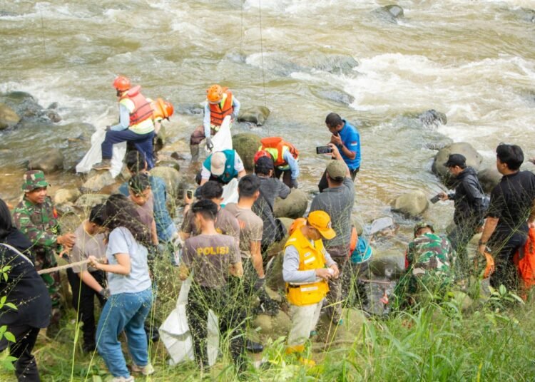 Peringati Hari Bumi, Sunset di Kebun Gelar Bersih-Bersih Ciliwung