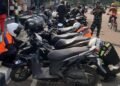 Parkir Sembarangan, Dishub Gembosi Puluhan Ban Motor dan Mobil di Cibinong 
