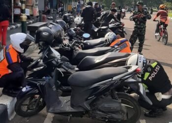 Parkir Sembarangan, Dishub Gembosi Puluhan Ban Motor dan Mobil di Cibinong 
