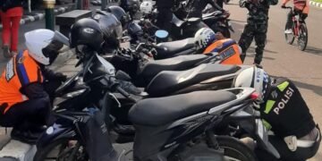 Parkir Sembarangan, Dishub Gembosi Puluhan Ban Motor dan Mobil di Cibinong 