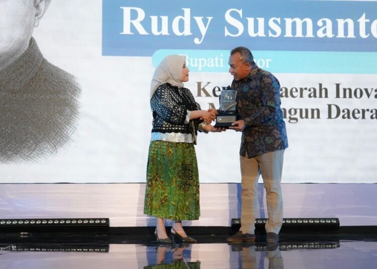 Konsisten Dorong Perubahan Pembangunan, Bupati Bogor Terima Penghargaan Kepala Daerah Inovatif 