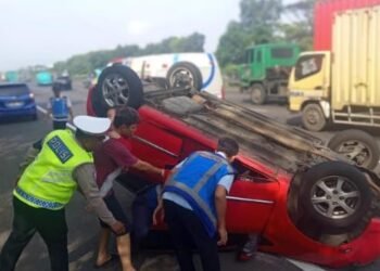 Sopir Ngantuk, LCGC Terguling di Tol Jagorawi Citeureup 