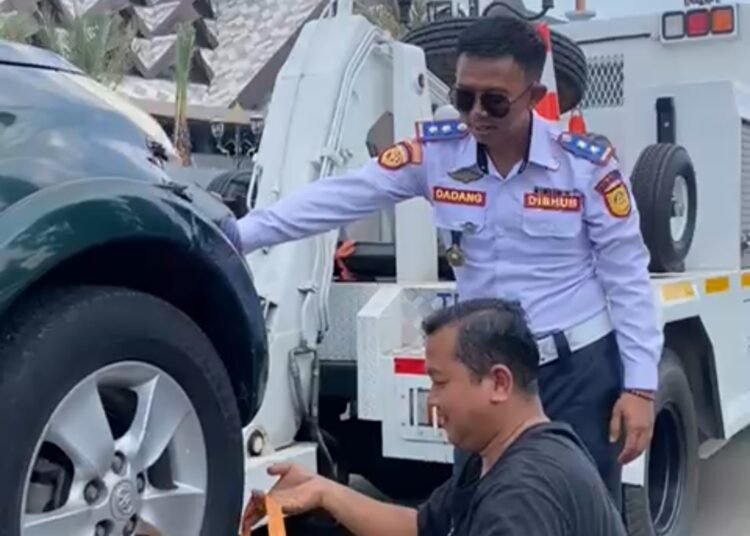Parkir Sembarangan di Kawasan Pakansari, Mobil Diderek Dishub