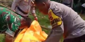 Ditemukan Mengambang di Kali, Mayat Pria Berbaju TNI Gegerkan Warga Pakansari 