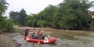 Peringati Hari Bumi, PLN EPI Susuri Ciliwung Sambil Angkut Ratusan Kilogram Sampah