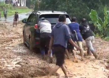 Akses Gunung Padang Cianjur Terputus Akibat Longsor, Satu Keluarga Sempat Terjebak