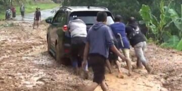 Akses Gunung Padang Cianjur Terputus Akibat Longsor, Satu Keluarga Sempat Terjebak