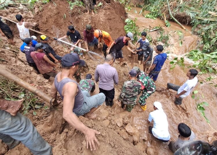 Tertimbun Longsor hingga 4 Jam, Pria Tua di Dramaga Ditemukan Tak Bernyawa