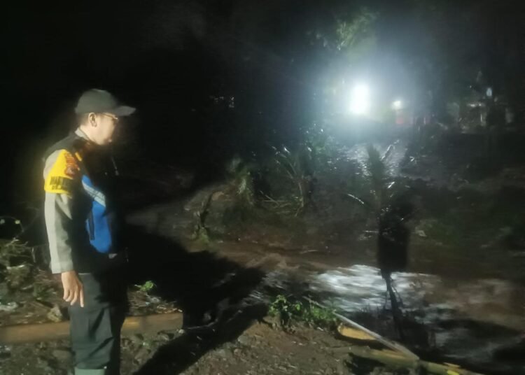 Belum Lama Dibangun, Jembatan Darurat Cigoha di Tanjungsari Ambruk