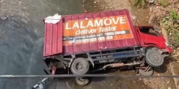 Tali Gas Putus, Truk Box Terperosok ke Sungai Cigudeg