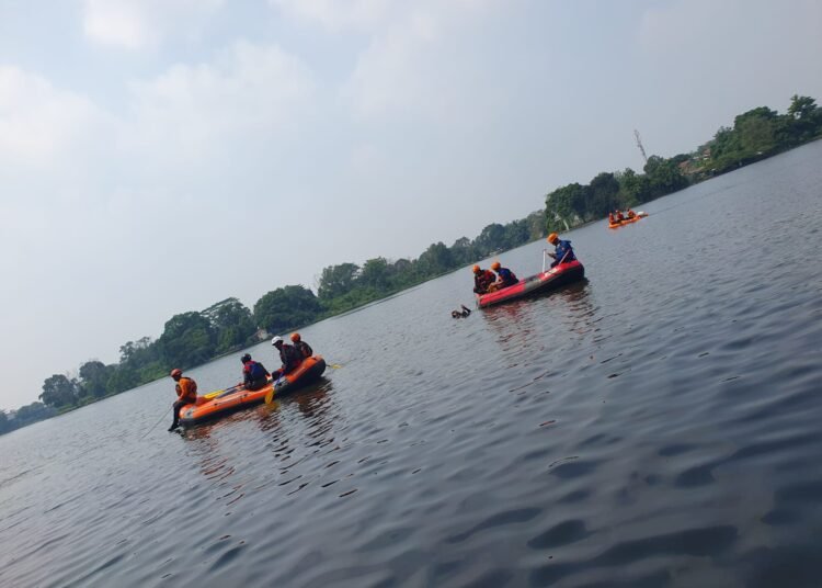 Tenggelamkan Diri di Situ Cikaret, Pria Diduga Alami Gangguan Jiwa Sempat Ditolong Pakai Bambu