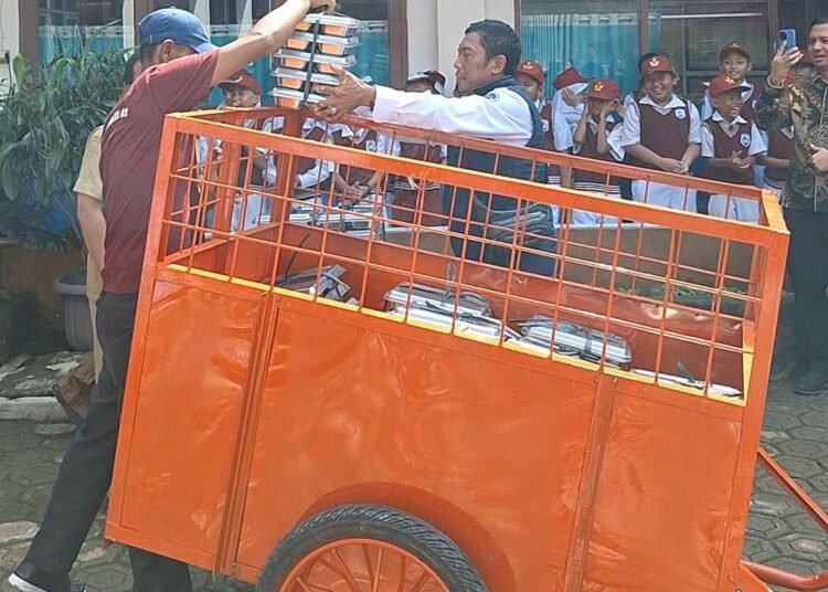 BGN Distribusikan MBG di Citaringgul Babakan Madang Pakai Gerobak Sampah