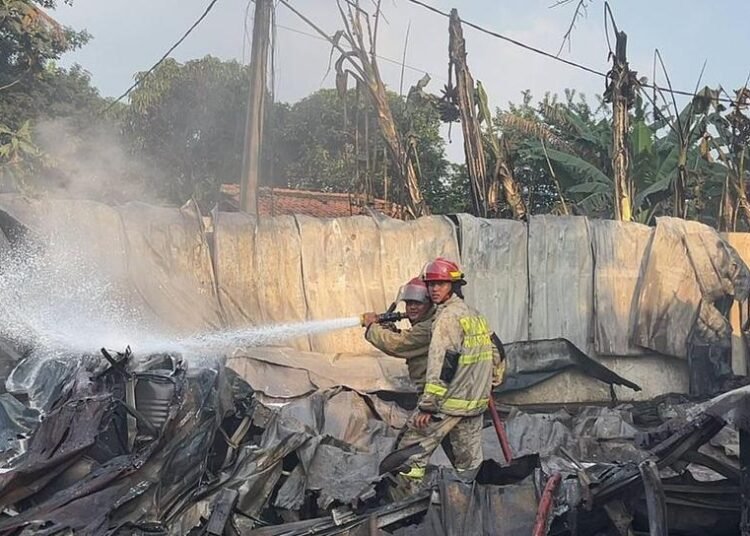 Diduga Ada Kelalaian, Gudang Penampungan Oli Bekas di Gunungputri Terbakar