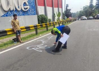 Nyalip di Tanjakan Selarong Puncak, Pikap Tabrak 2 Motor hingga Sebabkan 3 Orang Luka
