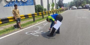 Nyalip di Tanjakan Selarong Puncak, Pikap Tabrak 2 Motor hingga Sebabkan 3 Orang Luka