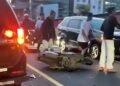 Hilang Kendali, Pemotor Tabrak Minibus di Jalur Puncak