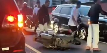 Hilang Kendali, Pemotor Tabrak Minibus di Jalur Puncak