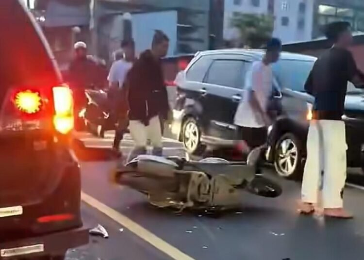 Hilang Kendali, Pemotor Tabrak Minibus di Jalur Puncak