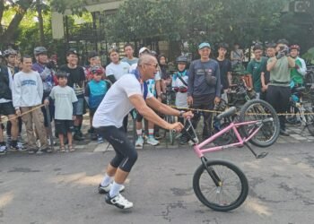 Jenal Mutaqin Gowes Bareng Komunitas, Respons Keluhan Parkir Liar di Jalur Sepeda