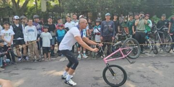Jenal Mutaqin Gowes Bareng Komunitas, Respons Keluhan Parkir Liar di Jalur Sepeda