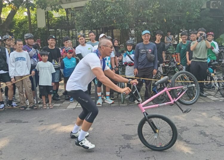 Jenal Mutaqin Gowes Bareng Komunitas, Respons Keluhan Parkir Liar di Jalur Sepeda
