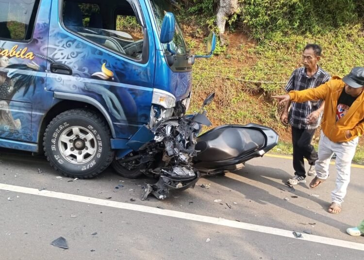 Tabrakan Elf vs Motor di Jalan Sukabumi-Sagaranten, Satu Korban Tak Sadarkan Diri
