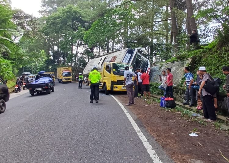 Bus Jurusan Cianjur-Kp Rambutan Tabrak Truk di Turunan Cugenang Cianjur