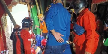 Dievakuasi 1 Jam, pekerja bangunan yang terjepit harus di infus
