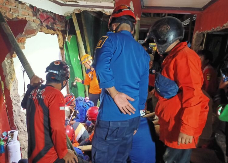 Dievakuasi 1 Jam, pekerja bangunan yang terjepit harus di infus