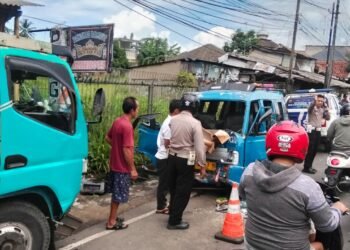 Angkot Tabrak Truk di Cibungbulang, 3 Orang Luka-luka
