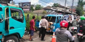 Angkot Tabrak Truk di Cibungbulang, 3 Orang Luka-luka