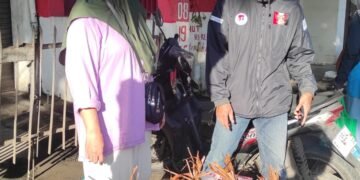 Penjual musiman ketupat, jelang lebaran idul Adha ramai