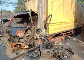 Truk Box Ringsek Usai Tabrak Tiang Listrik di Cileungsi, Pemotor Jadi Korban 