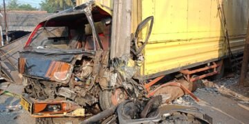 Truk Box Ringsek Usai Tabrak Tiang Listrik di Cileungsi, Pemotor Jadi Korban