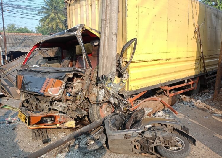 Truk Box Ringsek Usai Tabrak Tiang Listrik di Cileungsi, Pemotor Jadi Korban 