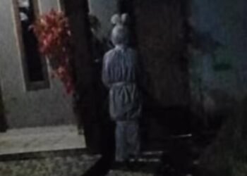 Teror Pocong Sudah Sampai Cibinong, Pintu Warga Diketuk Tengah Malam