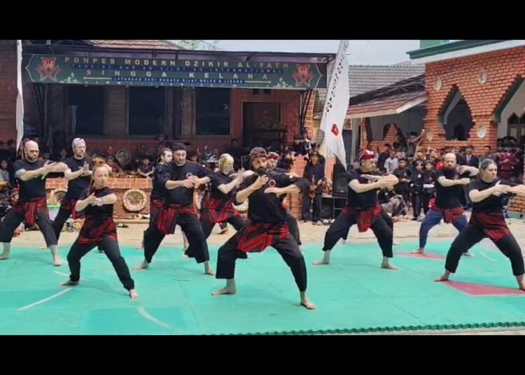 Pesilat Italia Unjuk Aksi di Sukabumi, Buktikan Pencak Silat Go International di Sunda Camp