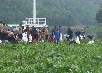 Polres Cianjur, Pemkab dan Pandawara Group Bersihkan Waduk Jangari dari Sampah dan Eceng Gondok