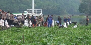 Polres Cianjur, Pemkab dan Pandawara Group Bersihkan Waduk Jangari dari Sampah dan Eceng Gondok