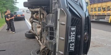 Sopir Microsleep, Fortuner Terguling di Tol Jagorawi Arah Bogor