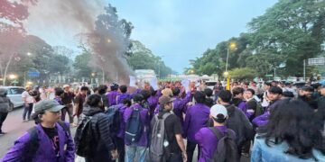 Puluhan mahasiswa yang tergabung dalam Badan Eksekutif Mahasiswa (BEM) Fakultas Ekonomi dan Bisnis Universitas Pakuan (Unpak) menggelar aksi unjuk rasa di depan pintu satu Istana Bogor, pada Rabu 17 Juni 2026.