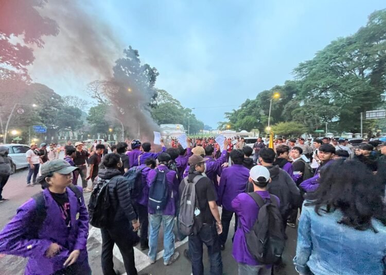 Puluhan mahasiswa yang tergabung dalam Badan Eksekutif Mahasiswa (BEM) Fakultas Ekonomi dan Bisnis Universitas Pakuan (Unpak) menggelar aksi unjuk rasa di depan pintu satu Istana Bogor, pada Rabu 17 Juni 2026.