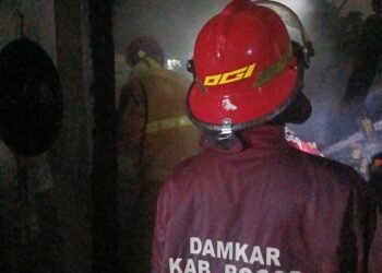 Korsleting Listrik di Kamar Sebabkan Rumah Warga Leuwiliang Terbakar