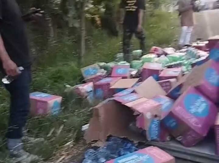 Akibat Pecah Ban Truk Box Terguling di Jalur Lingkar Selatan Sukabumi