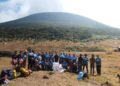 Petugas gabungan Polres Sukabumi Kota bersama relawan mengumpulkan 15 karung sampah di Alun-alun Suryakencana, Taman Nasional Gunung Gede Pangrango.