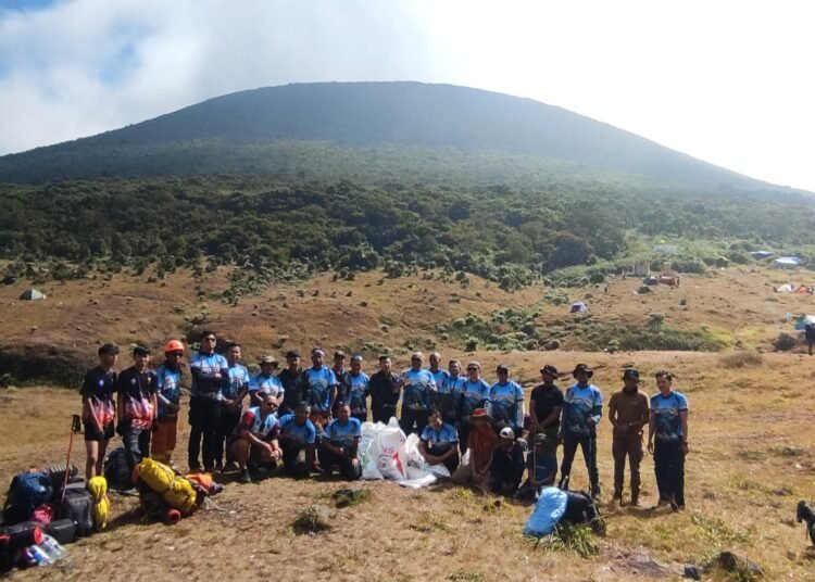 Petugas gabungan Polres Sukabumi Kota bersama relawan mengumpulkan 15 karung sampah di Alun-alun Suryakencana, Taman Nasional Gunung Gede Pangrango.