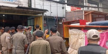 Satpol PP Tertibkan Belasan Gerobak PKL di Jalan Dewi Sartika