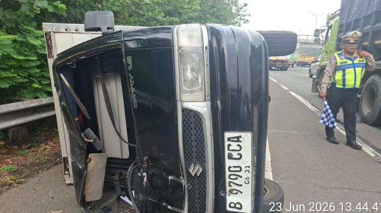 Diduga Mengantuk, Dua Mobil Tabrakan di Tol Jagorawi Bogor